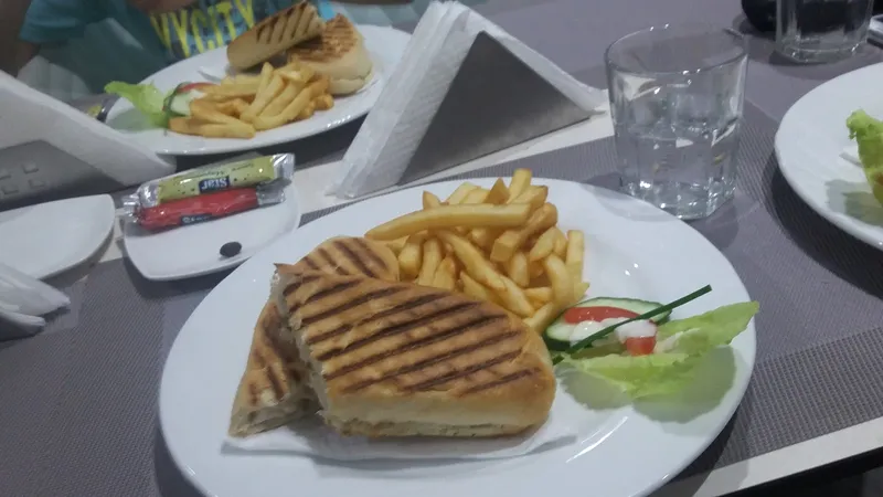 Photo 1 de Chevalier : Café & Restaurant