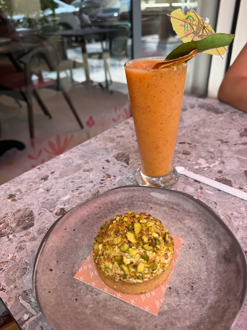 صورة 2 من June Restaurant