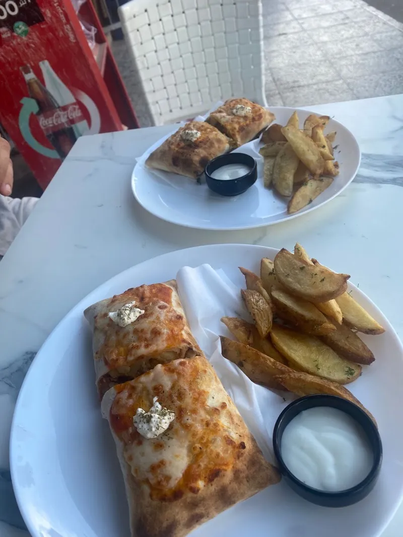 صورة 4 من Los Hermanos Restaurant