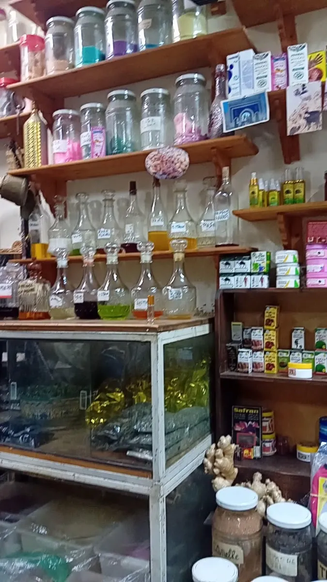 Photo 2 de traditional Berber pharmacy - Omar Al-Fazazi Mchachti